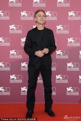 组图：《小帕特里亚》发布 女主上演香艳湿吻秀