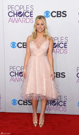 组图：“佩妮”凯莉-库柯(卡蕾-措科)透视裙亮相美胸隐现