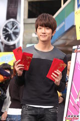 组图：王思平怀秋情人节发一元红包宣传新剧