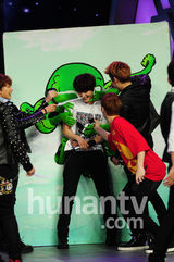 组图：银赫晟敏大本营互掐 圭贤何炅玩公主抱