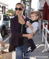 幻灯图集：阿尔芭黑超遮面显辣妈风范 爱女童真可爱