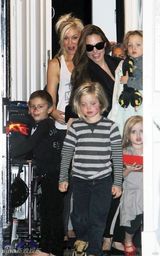 组图：朱莉和斯蒂芬妮星妈聚会 明星宝宝扎堆