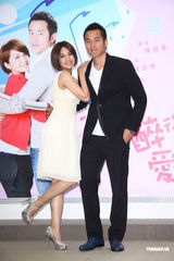 组图：杨丞琳出席新戏首映会 “醉”爱张孝全