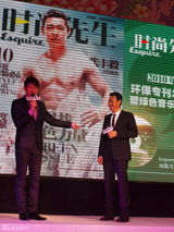 幻灯图：张丰毅时尚封面秀腹肌 演绎王者气概