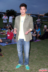 组图：赵又廷否认高圆圆怀孕 承诺结婚会公开