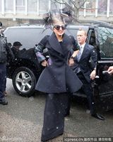 组图：Lady Gaga黑裙亮相哈佛 成立基金会