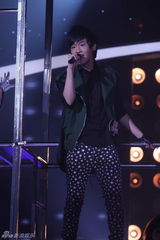 组图：李炜夺2010快男总冠军 刘心武艺分摘亚季军