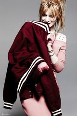 组图：迪士尼美少女登杂志 萝莉成年大秀好身材