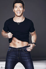 组图：黄少祺为博收视露人鱼线 性感腹肌魅力