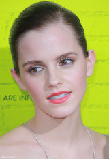 组图：艾玛《壁花少年》首映不慎露胸贴