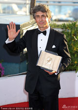 组图：戛纳电影节闭幕 影人后台欢庆获奖