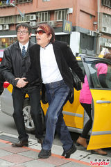 组图：台艺人徐风追思会 好友张菲余天现身致意