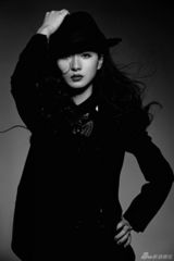 组图：万茜黑白中性大片曝光 干练帅气尽显魅力