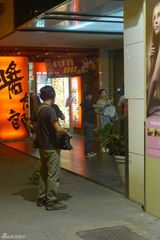 组图：董洁台北街头拍摄电影 素颜出境若邻家女孩