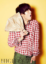 组图：金贤重时尚写真迷人微笑淘气卖萌