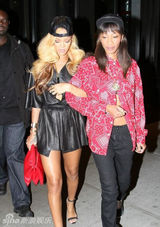 组图：蕾哈娜金发揽闺蜜亲密 剥外衣自探美胸