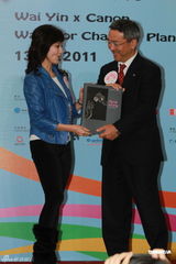 高清图：赵雅芝出席环保活动 蓝色上衣清新典雅