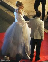 组图：《摩纳哥的格蕾丝》片场 基德曼白纱优雅