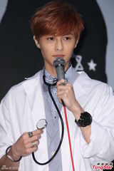 组图：JPM王子撇绯闻女友杨丞琳提前庆生