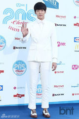 组图：神话李孝利等亮相20代选择颁奖礼蓝地毯