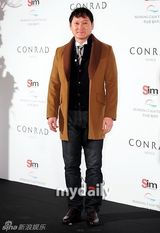 组图：严泰雄大婚众星道贺 李孝利戒指惹眼