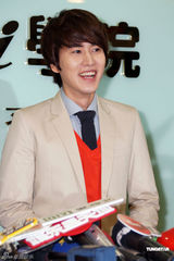 SJ为圭贤老爸补习班站台 报名得签名引粉丝不满(图)