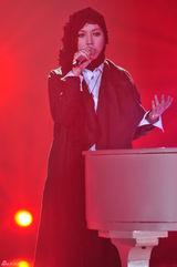 组图：歌手2突围赛廖凡主持 邓紫棋周笔畅观战