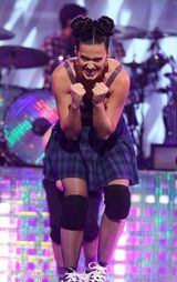 策划：哪吒头成新流行 麦莉凯蒂佩里撞发型