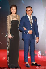 组图：群星亮相金像红毯 汤唯领衔众女星斗艳