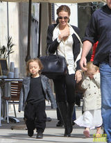 高清图：茱莉携龙凤胎子女逛街潮范儿十足