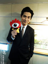 组图：周渝民金钟奖封视帝 后台激动亲吻奖杯