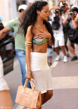 组图：蕾哈娜比基尼搭配镂空裙现身法国