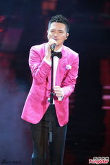 组图：黄耀明上台献唱缅怀张国荣梅艳芳