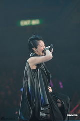 组图：杨千嬅挺大肚捧场梁汉文 陈奕迅夫妇亮相