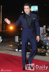 组图：柳承龙亮相大钟红毯 亲切挥手显熟男范