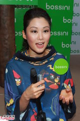 组图：容祖儿喜欢孩子显母爱 支持男友新歌