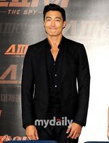 组图：韩片《间谍》媒体首映 韩艺丽深V秀性感