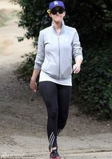 组图：水果姐素颜锻炼露象腿 头戴小黄花展高调