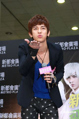 幻灯图集：飞轮海迟到狂迷不减 吴尊惨被摸胸尴尬