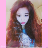 组图：好声音萌妹曝性感照 叼烟狂野秀乳沟