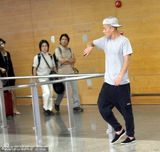 组图：陈冠希与谢婷婷同机抵沪 快步离场疑躲避