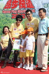 组图：吴君如出席慈善活动 称已安慰脚伤古天乐