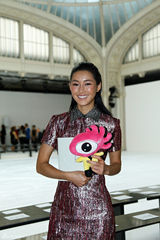 组图：陈燃夏雨现身时装周 打造优雅知性女性形象