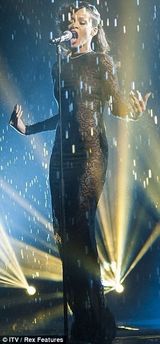 组图：蕾哈娜黑色蕾丝裙献唱 雨点如钻石湿身性感