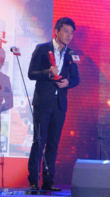 组图：贾乃亮帅气现身  荣膺年度魅力红人幽默感言