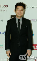 组图：朴信惠靓装亮相明星颁奖礼 镂空裙显性感