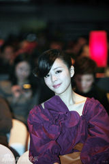 组图：张静初时尚跨年 长裙尽现可爱女人味