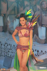 组图：2012港姐竞选现场 众佳丽泳装表演