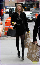 组图：斯威夫特黑丝秀美腿 妆容精致遭路人忽略