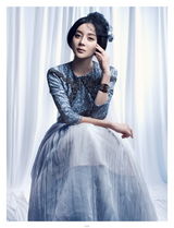 组图：袁姗姗曝首支单曲写真 蓝色纱裙显女王气质